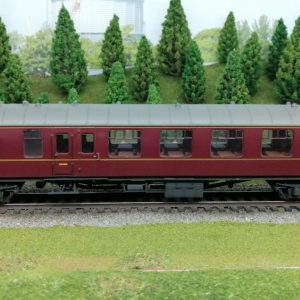 OO gauge rolling stock class Maroon coach light 1