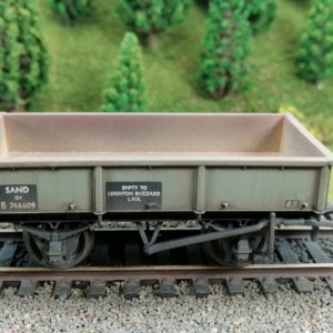 OO gauge rolling stock class medium weathering rusty sandy interior